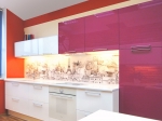 Кухня с эмалевыми фасадами «GALLA_Каберне» и кварцовой столешницей